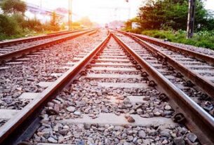 पत्नी की हत्या के बाद रेलवे ट्रैक पर कूद कर मजदूर ने दी अपनी जान