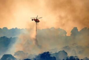 कुमाऊं के जंगलों की आग बुझाने में लगे वायुसेना के हेलीकॉप्टर