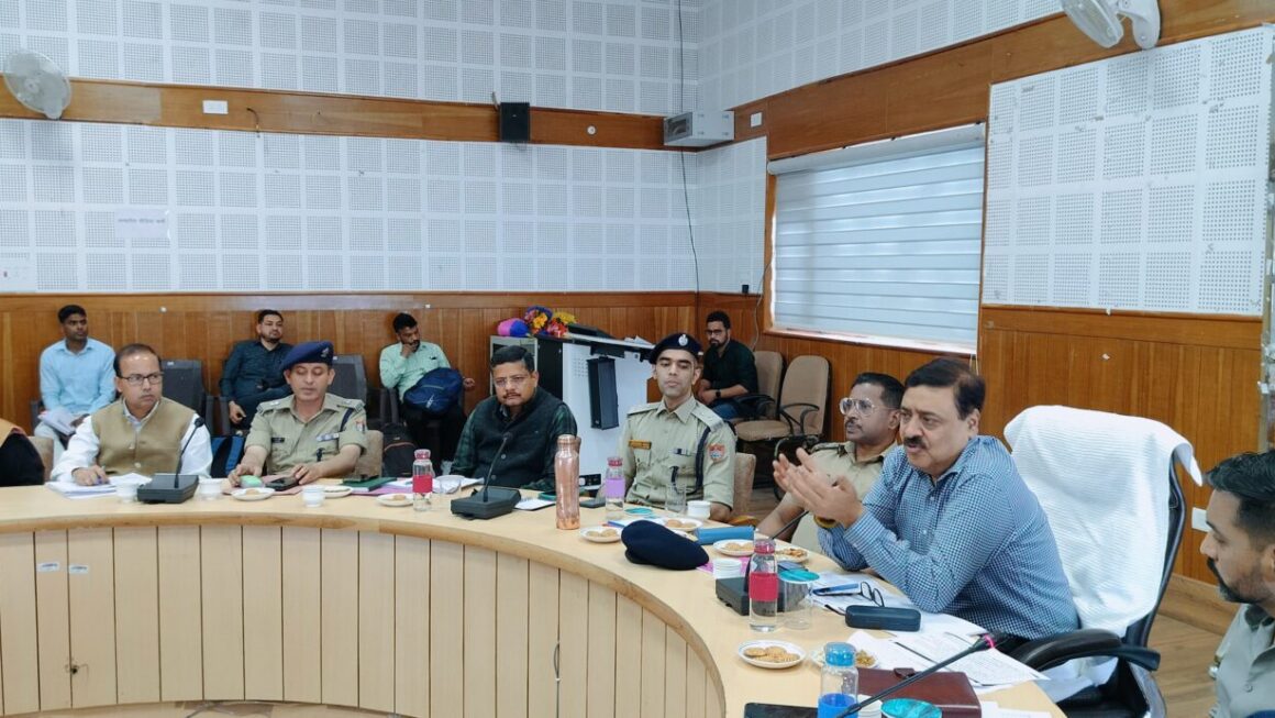 चारधाम यात्रा को अपने घर की यात्रा समझकर पूरी मेहतन व लगन से कार्य करें अधिकारी-आयुक्त