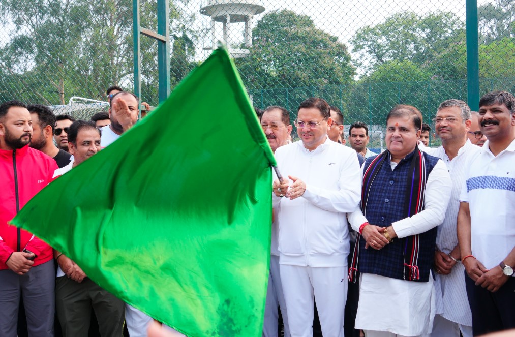 सीएम धामी ने “अहिल्या स्मृति मैराथन” को दिखाई हरी झंडी