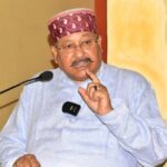 भारत से हारने की खुशी में मुनीर को पाक ने पहनाया हार- महाराज