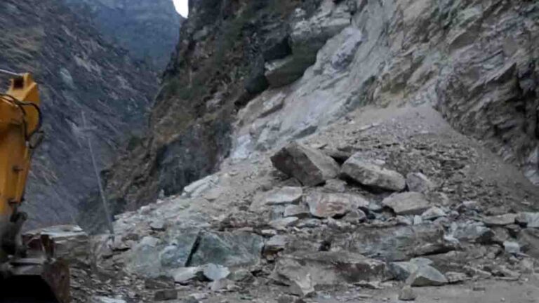 भारी बारिश से बदरीनाथ हाईवे बंद, सुबह 9 बजे बहाल — कई सड़क मार्ग अब भी प्रभावित