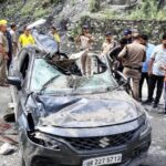 जोशीमठ के पाताल गंगा क्षेत्र में पहाड़ी से पत्थर गिरने से कार सवार दो व्यक्ति हुए घायल एक की हुई मौत