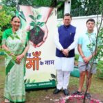 मुख्यमंत्री धामी ने ‘एक पेड़ मां के नाम’ अभियान के अन्तर्गत अपनी माताजी के साथ किया पौधारोपण