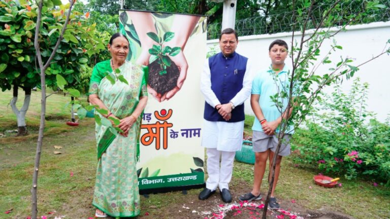 मुख्यमंत्री धामी ने ‘एक पेड़ मां के नाम’ अभियान के अन्तर्गत अपनी माताजी के साथ किया पौधारोपण