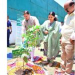 सीएम धामी ने विश्व पर्यावरण दिवस के अवसर पर मुख्यमंत्री आवास में लगाया सीता अशोक का पौधा