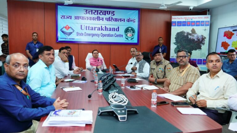 मुख्यमंत्री ने राज्य आपतकालीन परिचालन केन्द्र पहुंचकर प्रदेश में हो रही अतिवृष्टि का लिया जायजा