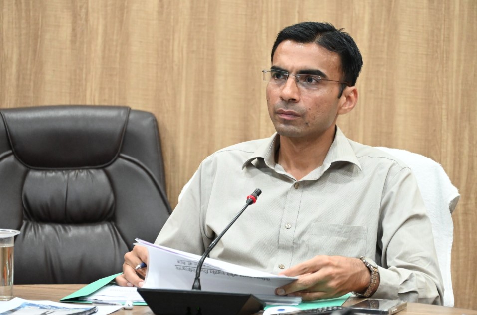 कार्यालय में जुआ खेलते पकड़े गए राजस्व कर्मी पर डीएम की सख्ती, किया निलम्बित