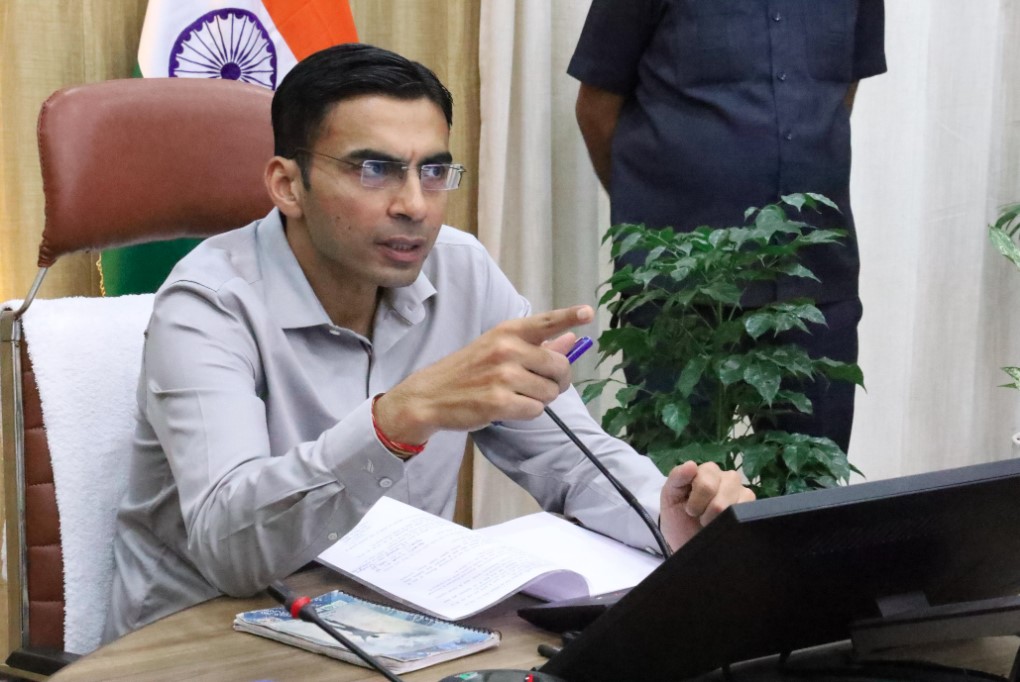 डीएम की सख्ती से विधवा को मिला न्याय, बैंक ने लौटाए कागज और माफ किया ऋण