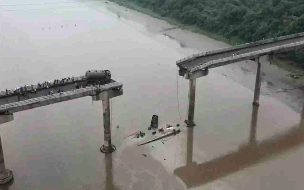 गुजरात के वडोदरा में दर्दनाक हादसा, महिसागर नदी पर बना पुल अचानक ढहा, 9 लोगों की मौत