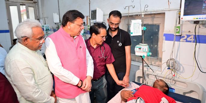 सीएम पुष्कर सिंह धामी ने मनसा देवी हादसे के घायलों से की मुलाकात, दिए बेहतर इलाज के निर्देश