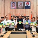 सीएम धामी ने ‘सस्टेनेबल वेलनेस ऑफ स्टूडेंट्स: अ कलेक्टिव रिस्पॉन्सिबिलिटी इन हायर एजुकेशन‘ पुस्तक का किया विमोचन