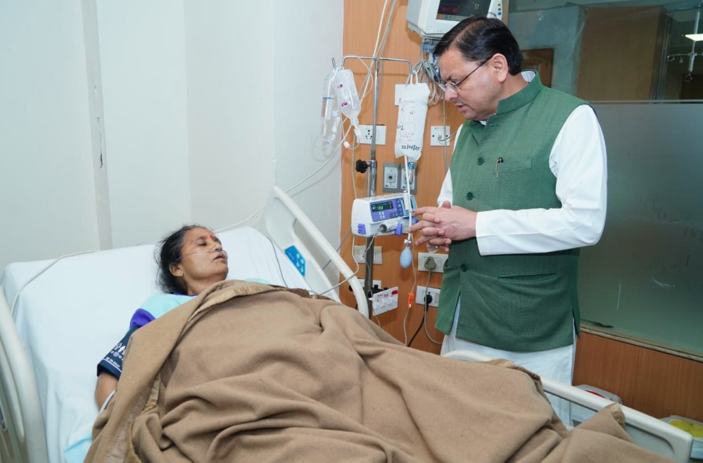 मुख्यमंत्री धामी ने अस्पताल पहुंचकर विधायक मुन्नी देवी शाह का जाना हाल