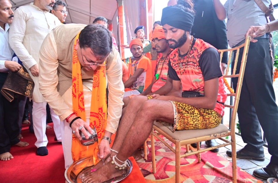 सीएम धामी ने ओम पुल में आयोजित कार्यक्रम में शिवभक्त कांवड़ियों के चरण धोकर किया स्वागत 