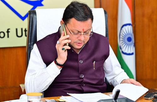 मुख्यमंत्री धामी ने जनसमस्याओं पर की फरियादियों से बात