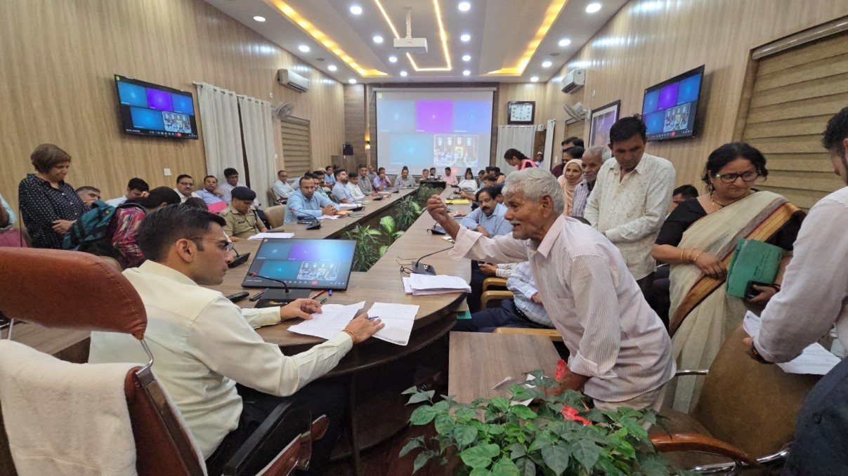 जनता की समस्याओं के त्वरित समाधान को लेकर सक्रिय हुआ प्रशासन, डीएम सविन बंसल ने जनसुनवाई में दिए निर्देश