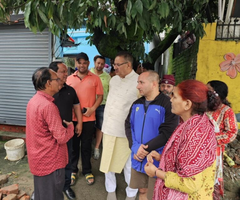 आगजनी की घटना की जानकारी पर पूनम देवी के घर पहुंचे कैबिनेट मंत्री गणेश जोशी, हरसम्भव मदद का दिया आश्वासन