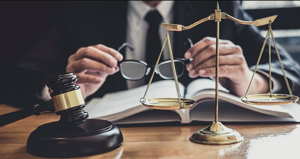 देहरादून कोर्ट परिसर में फर्जी वकीलों पर सख्ती, ड्रेस में पकड़े गए तो होगी FIR