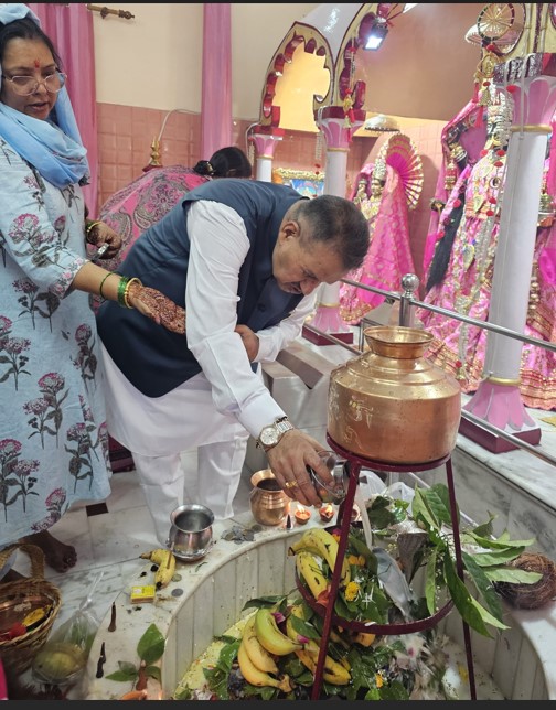 श्रावण मास के सोमवार के पावन अवसर पर भगवान शिव का जलाभिषेक करते कैबिनेट मंत्री गणेश जोशी और उनकी धर्म पत्नी निर्मला जोशी।