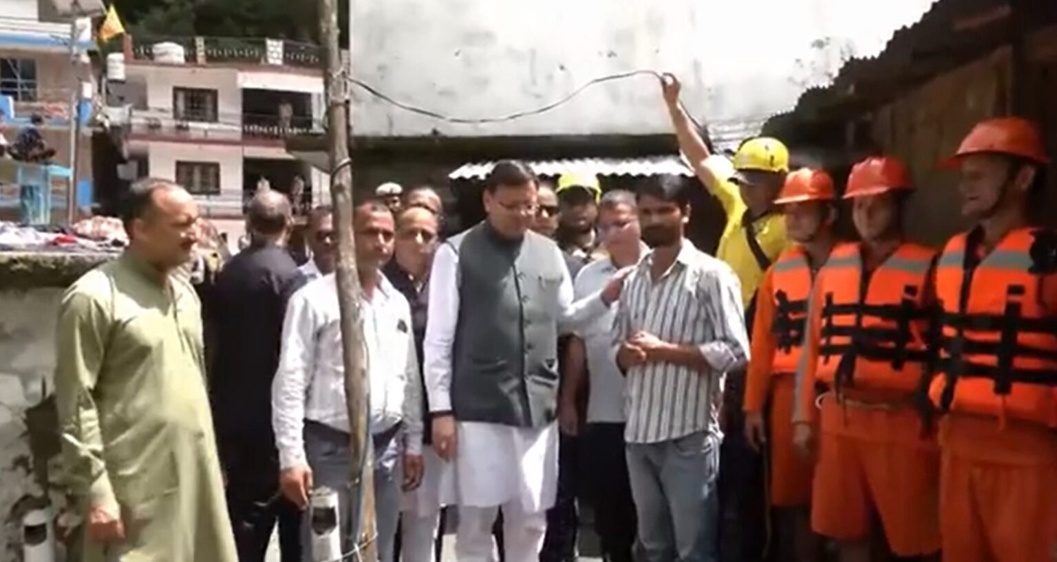 मुख्यमंत्री धामी ने बड़कोट तहसील के स्यानाचट्टी में आपदा प्रभावित क्षेत्र का किया स्थलीय निरीक्षण