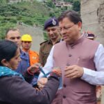 धराली आपदा में फंसी महिला ने मुख्यमंत्री धामी को दुपट्टे की राखी बांधी, सुरक्षित रेस्क्यू के बाद भावुक दृश्य