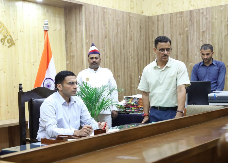 देहरादून: नशे के आदत वाले बेटों से परेशान मां ने डीएम से लगाई गुहार, डीएम ने लिया सख्त फैसला