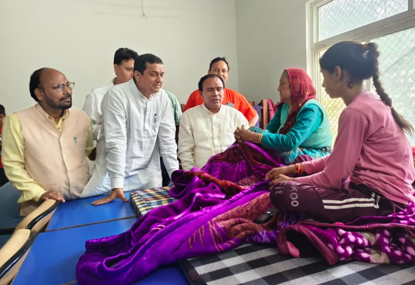 कैबिनेट मंत्री डॉ. धन सिंह रावत व सांसद अनिल बलूनी ने कुलसारी राहत शिविर में पीड़ितों से की मुलाकात