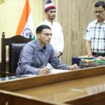 डीएम का बड़ा फैसला- सेवानिवृत्त पिता की याचिका खारिज, बेटे-बहु को दिलाया घर का हक