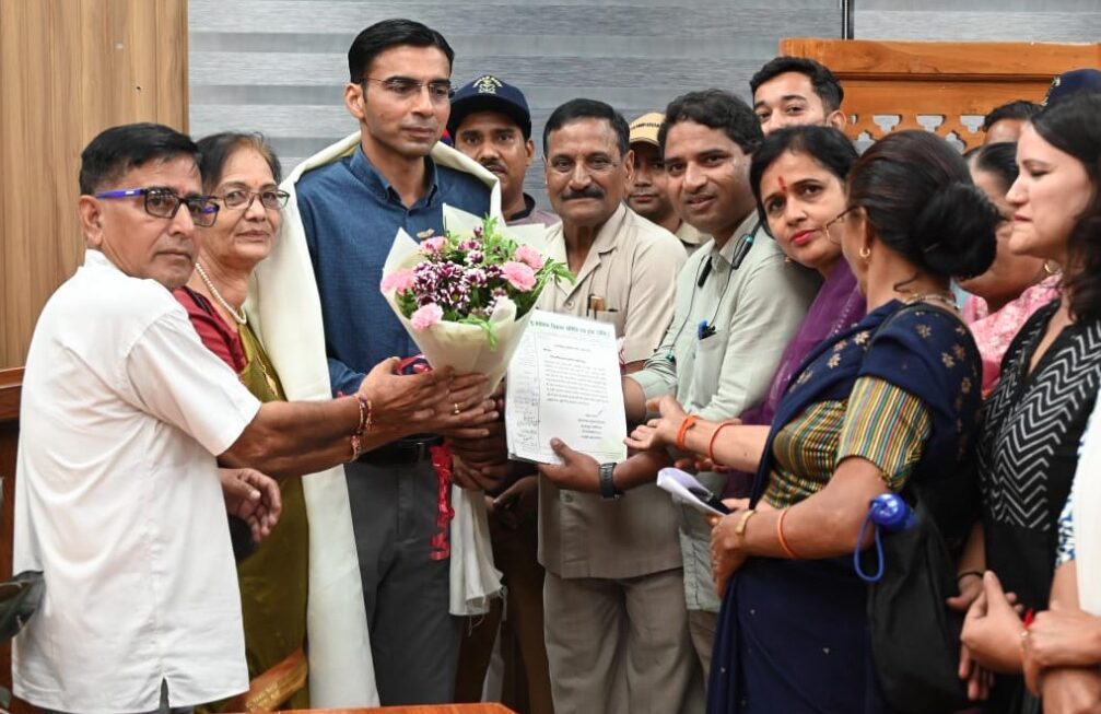 भू-कानून अभियान के सदस्यों ने किया जिलाधिकारी देहरादून को सम्मानित