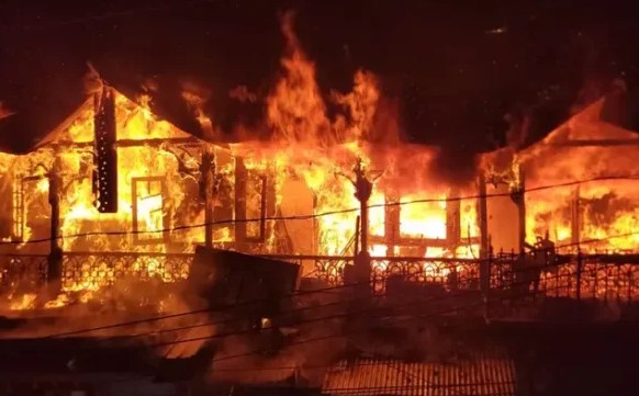 नैनीताल के ओल्ड लंदन हाउस में लगी भीषण आग, 86 वर्षीय महिला की हुई मौत