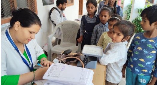 फूलचंद नारी शिल्प इंटर कॉलेज में श्री महंत इन्दिरेश अस्पताल का निःशुल्क स्वास्थ्य शिविर