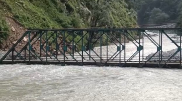 यमुनोत्री हाईवे पर तबाही: जगह-जगह बंद, पुल पर पानी, होटलों में घुसा सैलाब