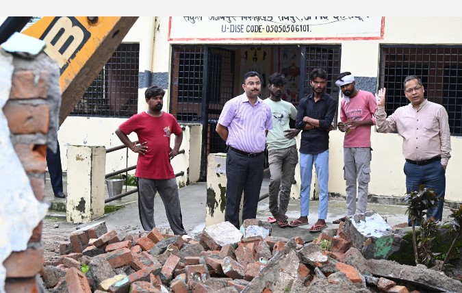 सरकारी विद्यालय की भूमि पर बना अवैध मजार ध्वस्त, जिला प्रशासन ने की सख्त कार्रवाई
