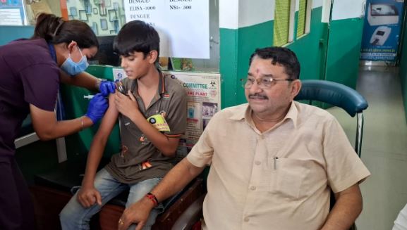 श्री महंत इन्दिरेश अस्पताल ने अधोईवाला क्षेत्र में लगाया निःशुल्क स्वास्थ्य शिविर