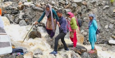 चमोली: सड़क बंद होने से समय पर अस्पताल नहीं पहुंच सकी गर्भवती महिला, नवजात की मौत