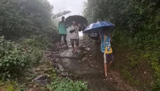 मरते दम तक नसीब न हुई सड़क, 12 किमी पगडंडी से गांव लौटा शव