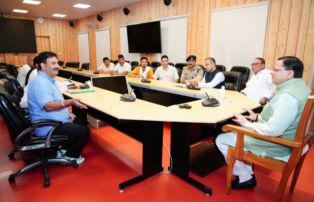 मुख्यमंत्री धामी से मिले राजकीय शिक्षक संघ के पदाधिकारी