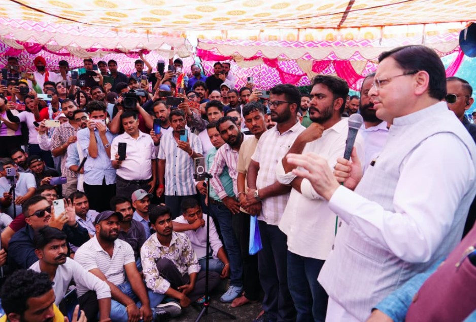 धरना स्थल पर अभिभावक की तरह पहुंचे सीएम धामी- युवाओं को दिया भरोसा, भर्ती प्रकरण की होगी CBI जांच, मुकदमें भी होंगे वापस