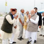 धराली आपदा पीड़ितों से मिले पीएम मोदी, हरसंभव मदद का दिया भरोसा