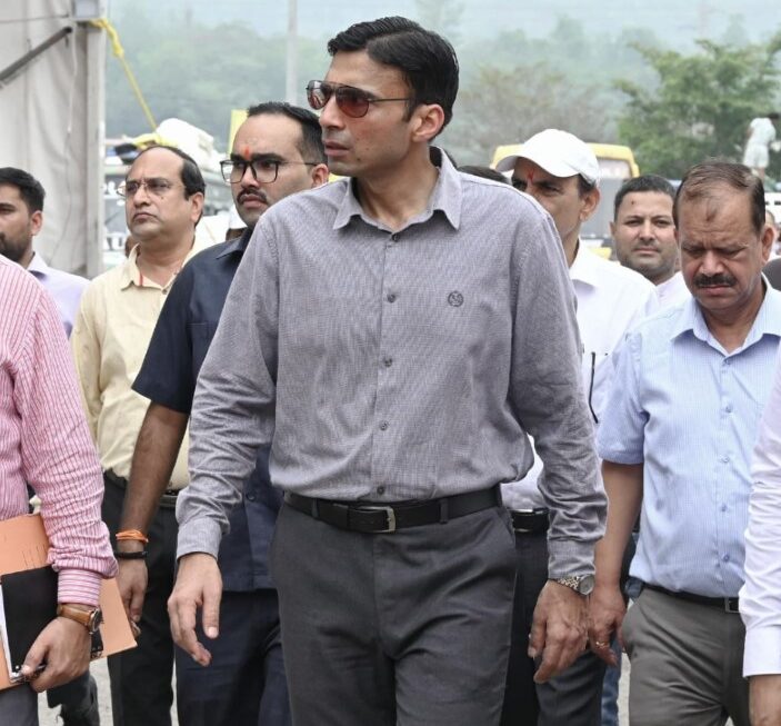 डीएम सविन बंसल ने ग्रामीणों से की अपील, शिविर में आकर सरकारी योजनाओं का लाभ उठाएं ग्रामीण