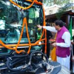 मुख्यमंत्री धामी ने वैक्यूम बेस्ड रोड स्वीपिंग मशीन का किया फ्लैग ऑफ