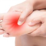 पैरों में दर्द क्यों होता है? विटामिन की कमी और घरेलू उपाय