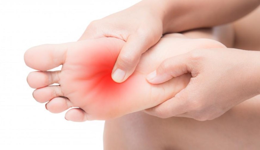 पैरों में दर्द क्यों होता है? विटामिन की कमी और घरेलू उपाय