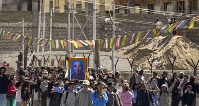 लद्दाख में हिंसक आंदोलन: चार की मौत, 70 से अधिक घायल, वांगचुक पर सरकार का आरोप