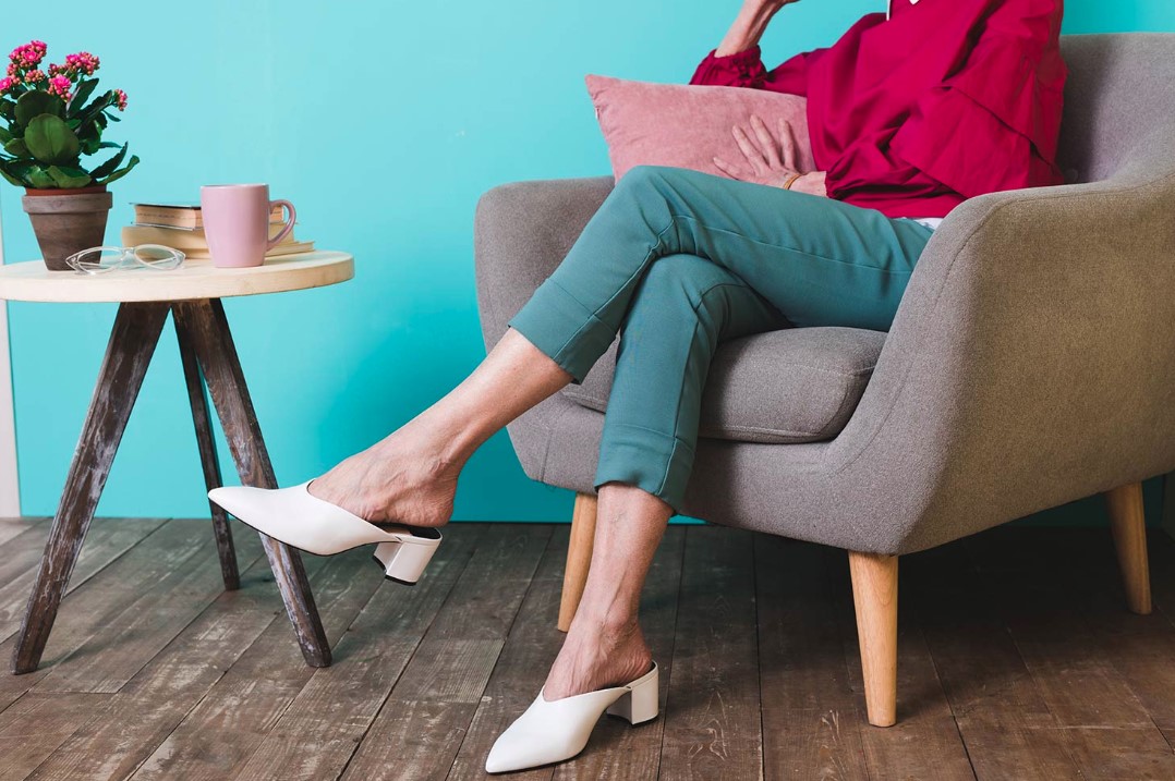 पैर क्रॉस करके बैठना क्यों है सेहत के लिए खतरनाक? आइये जानते हैं