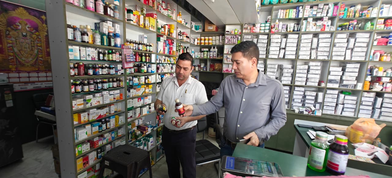 मुख्यमंत्री पुष्कर सिंह धामी के निर्देश पर प्रतिबंधित कफ सिरप पर सख्त कार्रवाई, प्रदेशभर में मेडिकल स्टोर्स पर  एफ.डी.ए. की छापेमारी शुरू