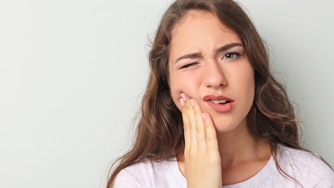 मसूड़ों में सूजन या दांत टूट रहे हैं? यह सिर्फ डेंटल नहीं—हड्डियों की बीमारी का भी हो सकता है संकेत