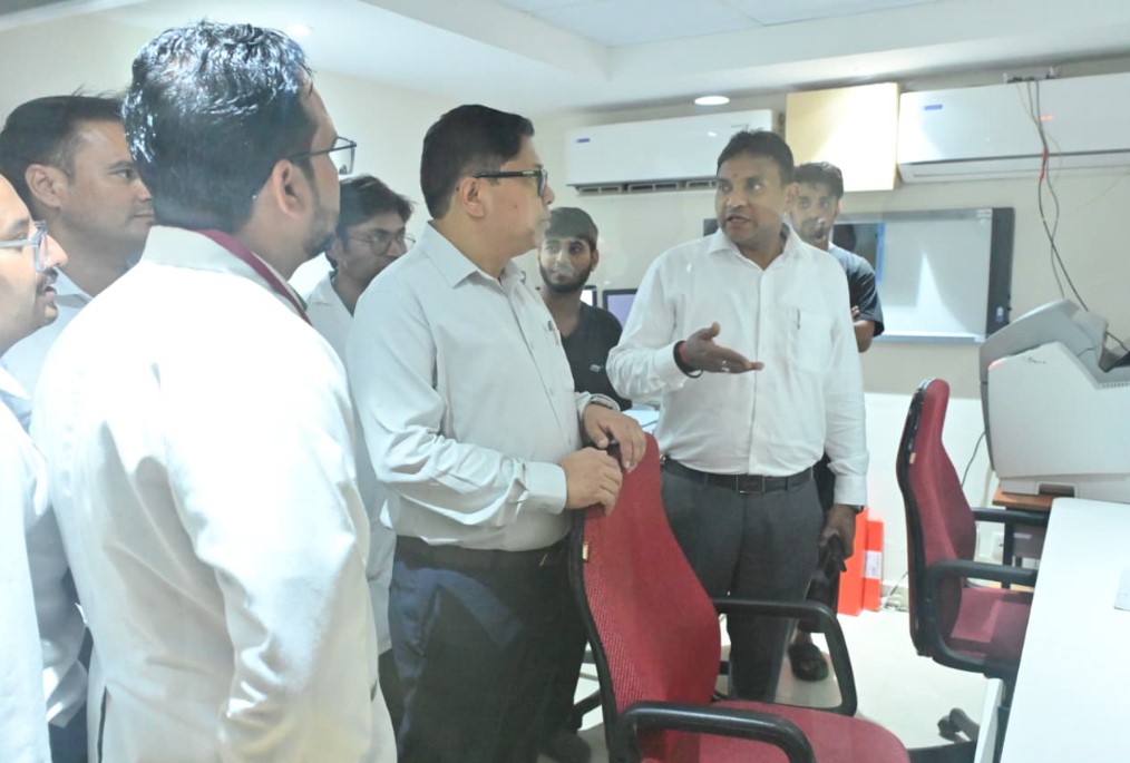 स्वास्थ्य सचिव डॉ. आर. राजेश कुमार ने श्रीनगर मेडिकल कॉलेज का किया औचक निरीक्षण