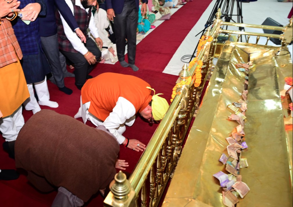 गुरु तेग बहादुर के 350वें बलिदान दिवस पर मुख्यमंत्री धामी ने गुरुद्वारा साहिब में टेका मत्था