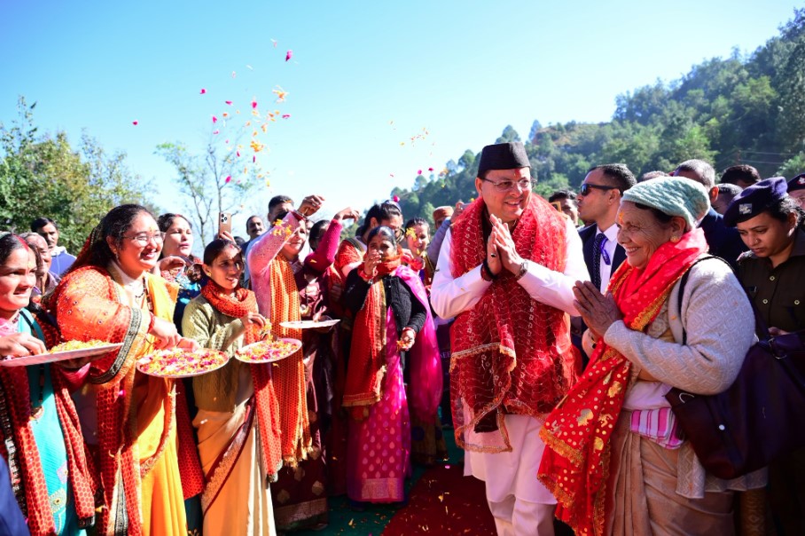 अपने पैतृक गांव पहुंचे मुख्यमंत्री धामी, ग्रामीणों ने किया स्वागत